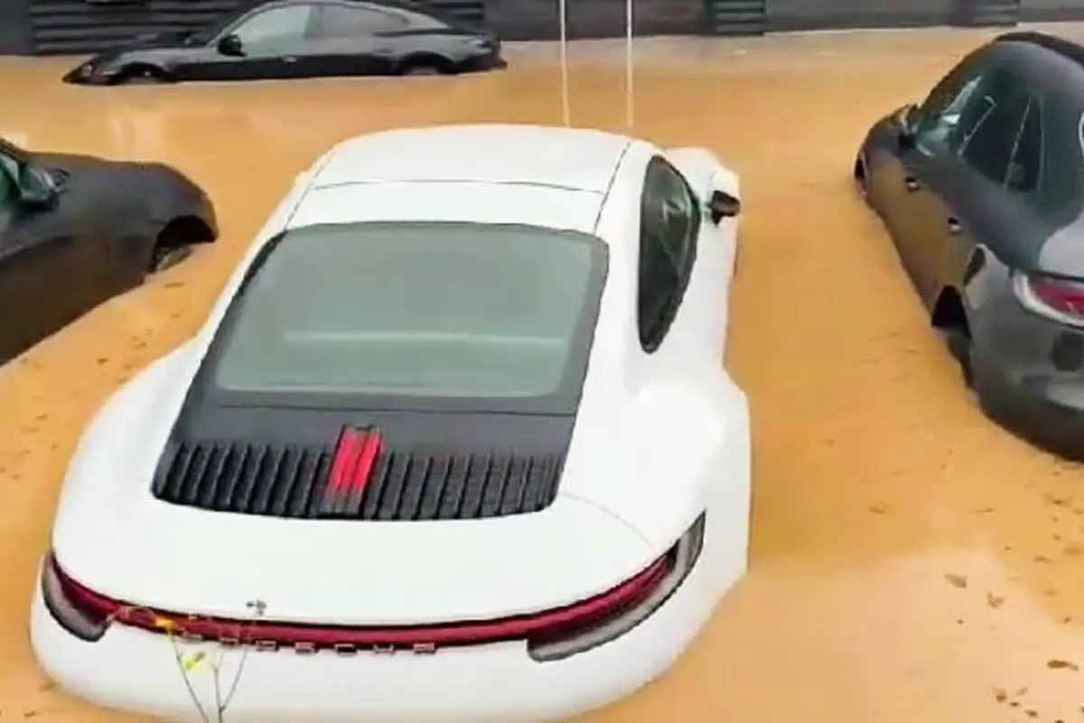 Deretan Mobil Porsche Ini Terendam Banjir (Carscoops)