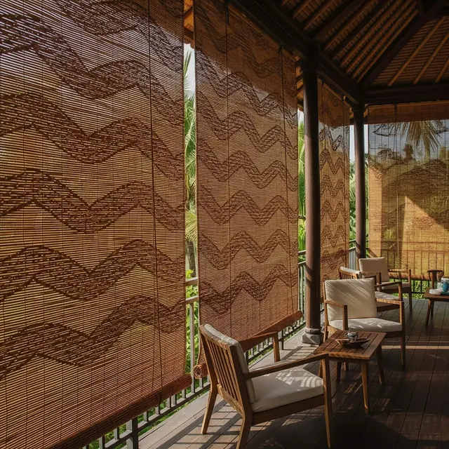 Teras dengan Tirai Bambu Anti Panas