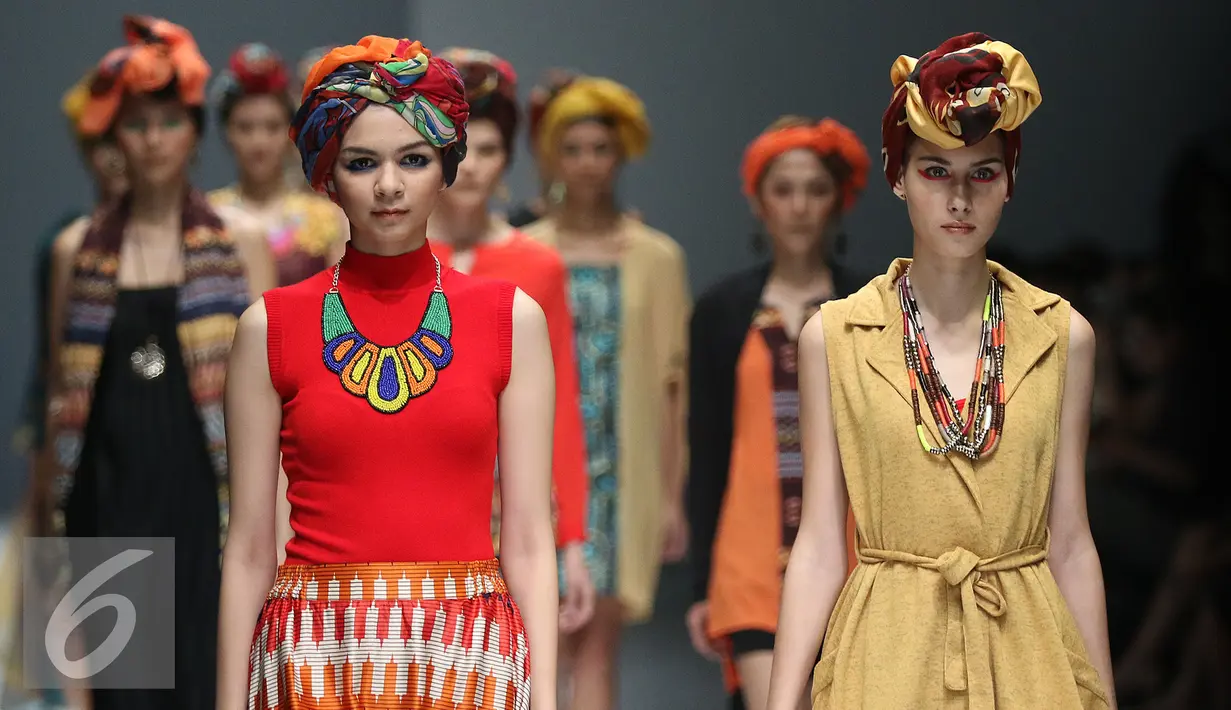 Model membawakan busana rancangan matahari department store di Jakarta Fashion Week (JFW) 2016, Senayan City, Jakarta (27/10). Matahari melayani pecinta mode tanah air melalui lebih dari 140 gerai di 66 kota di Indonesia. (Liputan6.com/Herman Zakharia)