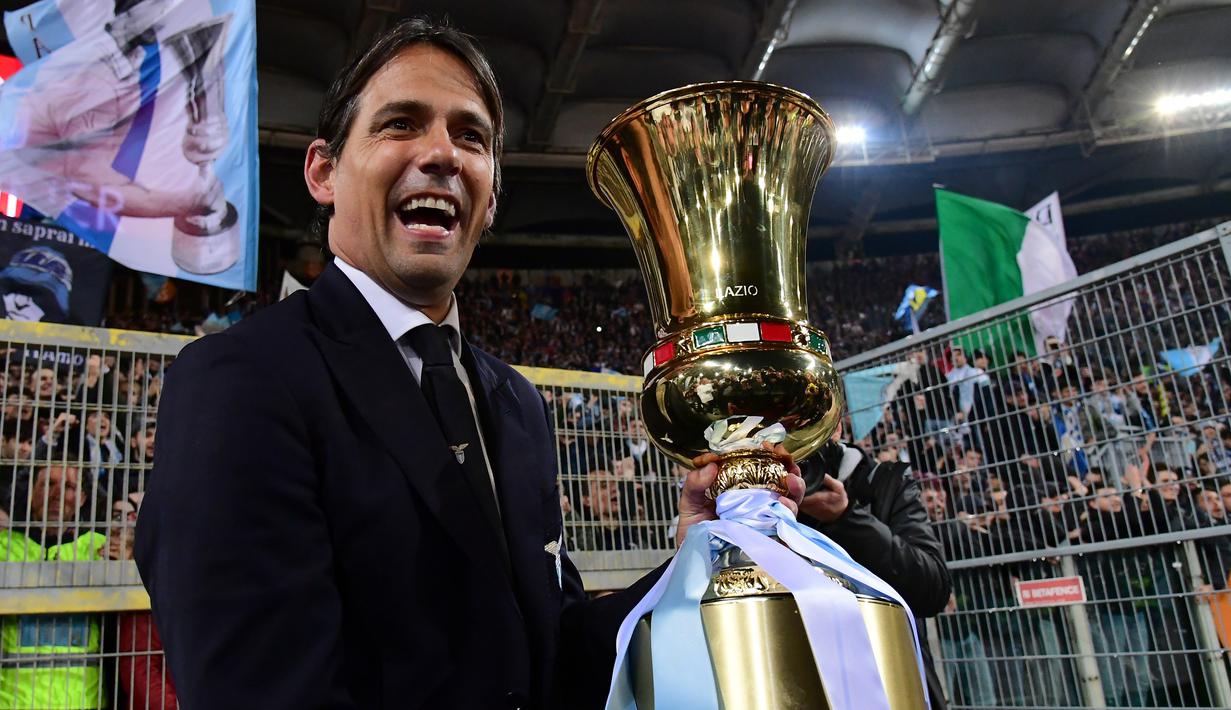 Pelatih Lazio, Simone Inzaghi, melakukan selebrasi usai menjuarai Coppa Italia 2019 setelah mengalahkan Atalanta di Stadion Olympic, Roma, Rabu (15/5). Lazio menang 2-0 atas Atalanta. (AFP/Vincenzo Pinto)
