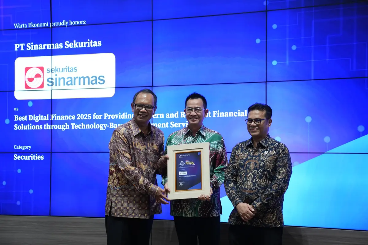 Penyerahan Penghargaan “Indonesia Best Digital Finance Awards 2025” kepada Kie Kie, Direktur Sinarmas Sekuritas. (Dok Sinar Mas)