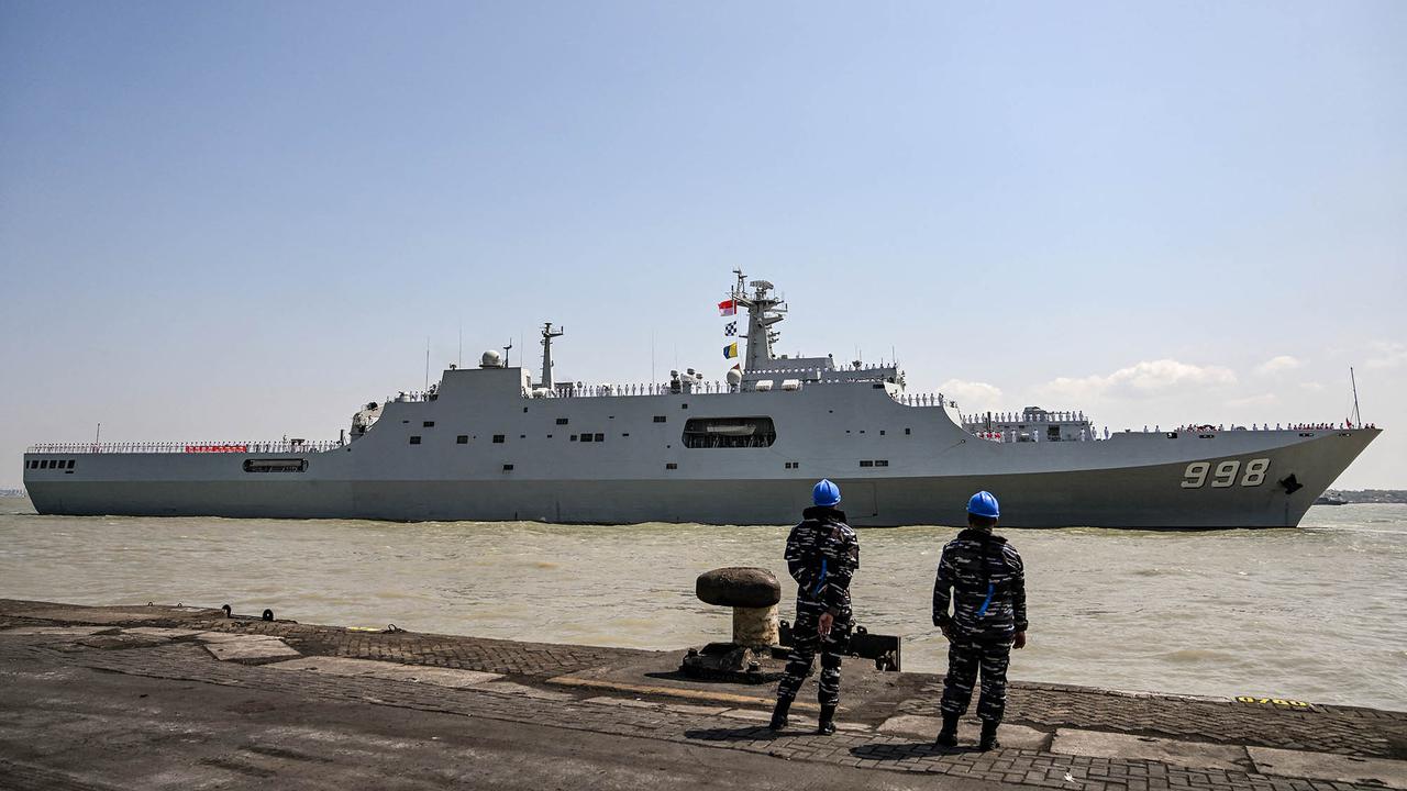 Dua Kapal Perang China Berlabuh di Surabaya
