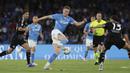 Pemain Napoli, Scott McTominay mengontrol bola untuk melewati pemain Como saat laga lanjutan Liga Italia 2024/2025 yang berlangsung di Stadion Diego Armando Maradona, Naples, Italia, Jumat (04/10/2024) WIB. (AP Photo/LaPresse/Alessandro Galofaro)