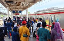 KRL Jabodetabek Padat Merayap, Warga Tetap Antusias Silaturahmi Lebaran