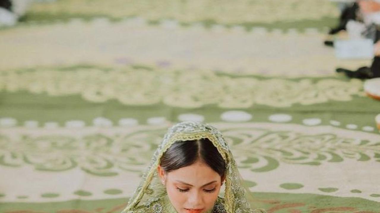 Putri mulai menitikan air mata saat memohon maaf dan doa restu kepada ibu dan keluargannya. Ia tak kuasa menahan tangis setelah menyadari sebentar lagi statusnya akan berubah menjadi istri orang.