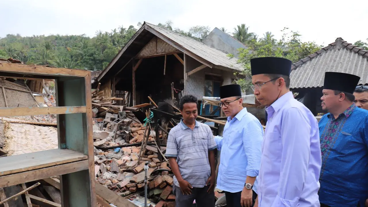 Ketua MPR Zulkifli Hasan mengunjungi korban [gempa Lombok](3628166 "") yang tersebar di berbagai tempat di Provinsi Nusa Tenggara Barat, Senin (27/8). (Istimewa)