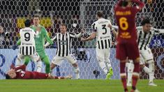 Sempat tertinggal 1-3, Juventus berhasil comeback dan memukul balik tuan rumah AS Roma 4-3 dalam lanjutan Liga Italia, Minggu (9/1/2022). Laga bisa saja berakhir imbang andai eksekusi penalti kapten AS Roma Lorenzo Pellegrini tidak dipatahkan Wojciech Szczesny. (AP/Alessandra Tarantino)