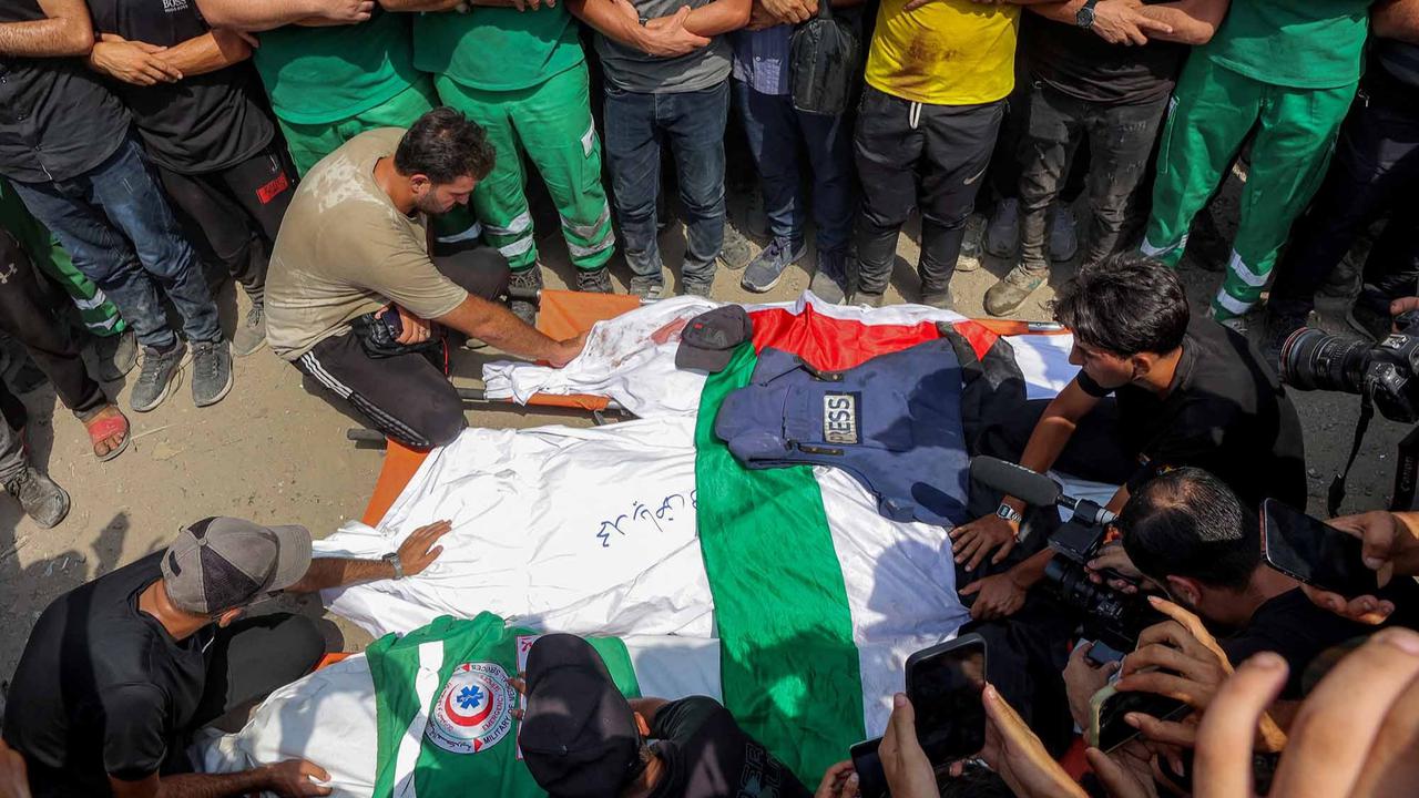 FOTO: Tangis Haru Iringi Pemakaman Lima Jurnalis Al Jazeera Korban Serangan Israel di Gaza