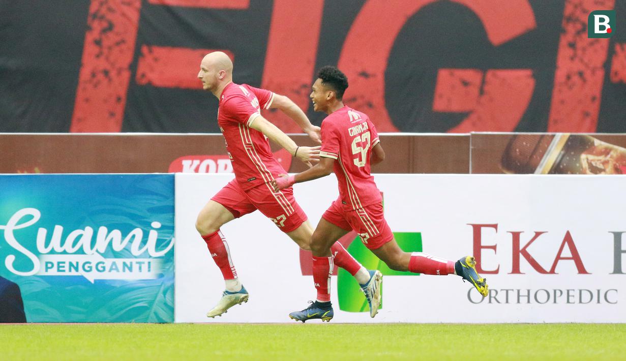 Pemain Persija Jakarta, Michael Krmencik (kiri) melakukan selebrasi usai mencetak gol ke gawang Rans Nusantara FC pada laga persahabatan antara Persija Jakarta menghadapi Rans Nusantara FC di Stadion Wibawa Mukti, Cikarang, Sabtu (16/7/2022). (Bola.com/M Iqbal Ichsan)