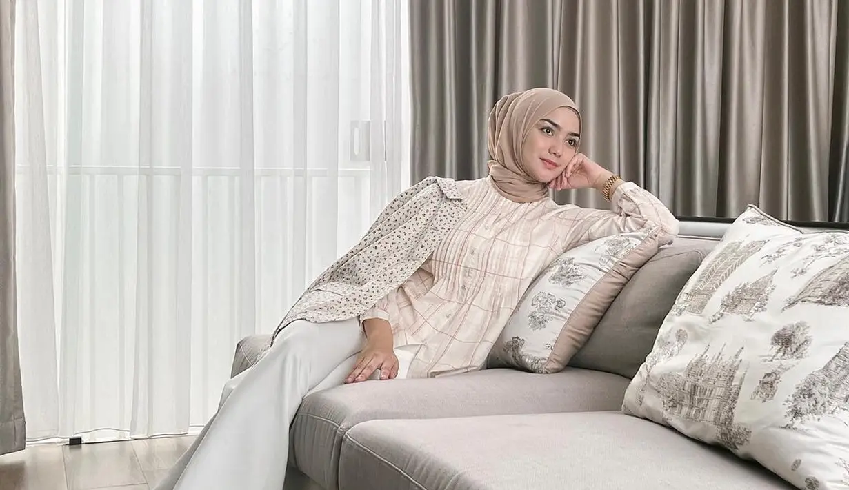 Citra Kirana tampil elegan memadukan blus bermotif dengan celana kulot putih. @citraciki.