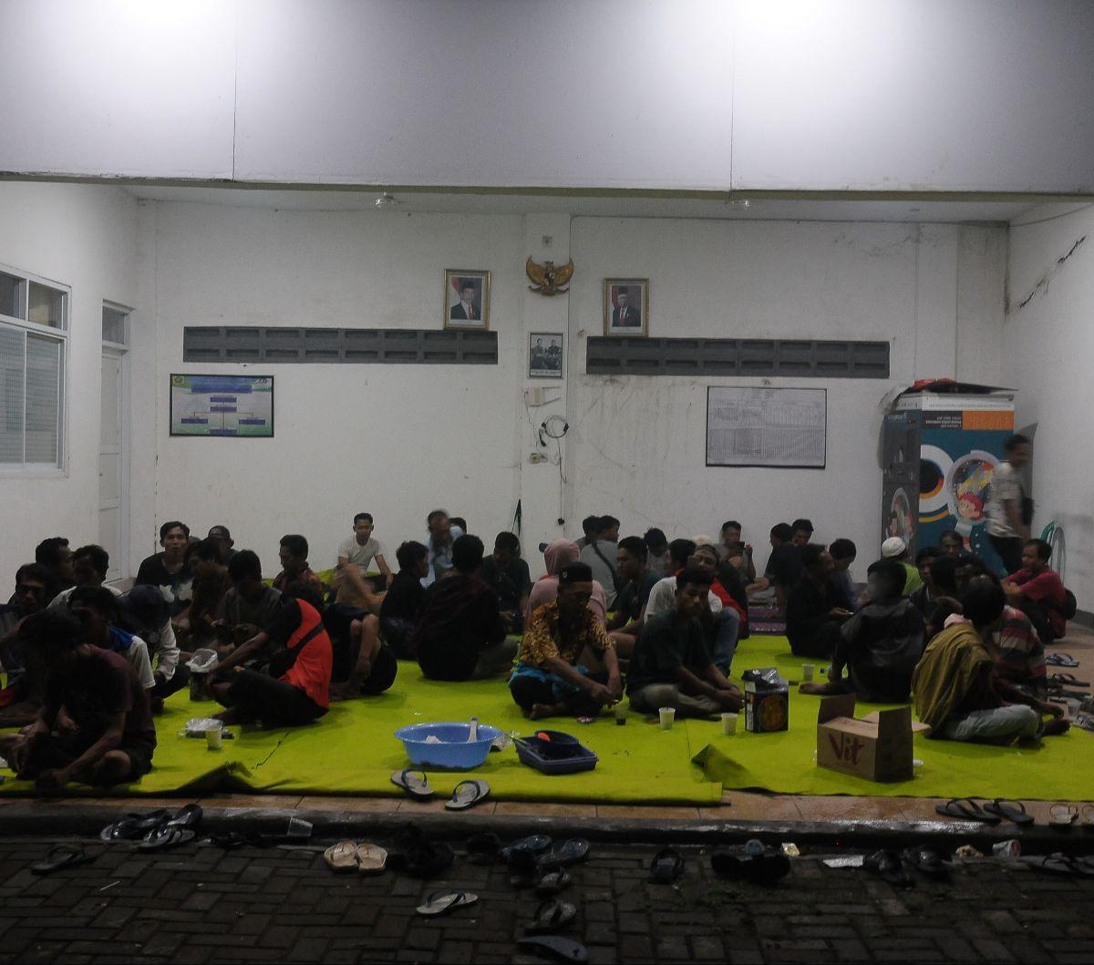 Sejumlah warga dievakuasi ke pengungsian ketika terjadi kebakaran dahsyat pada&nbsp;gudang amunisi Artileri Medan (Armed) di Ciangsana, Kabupaten Bogor, Jawa Barat, pada Sabtu (30/3/2024) malam. Warga yang tinggal di sekitar gudang peluru TNI tersebut ter