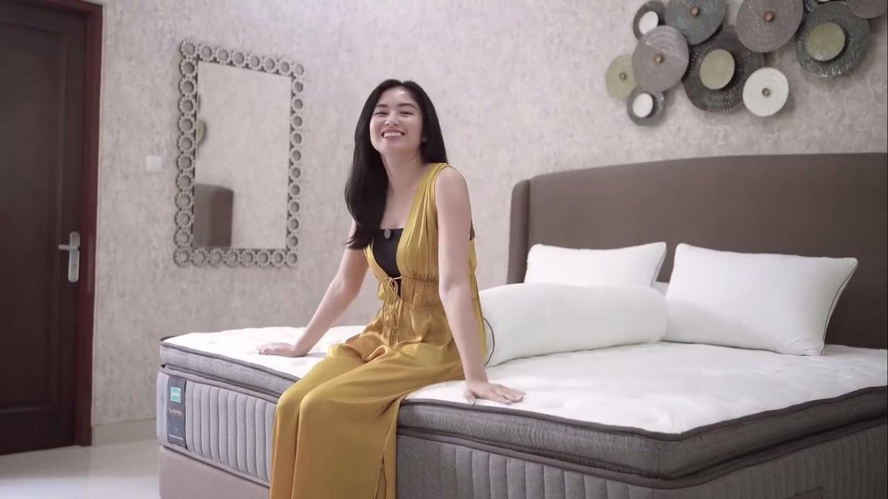 9 Potret Rumah Baru Ochi Rosdiana yang Mewah, Desain Elegan dengan Pilar Tinggi