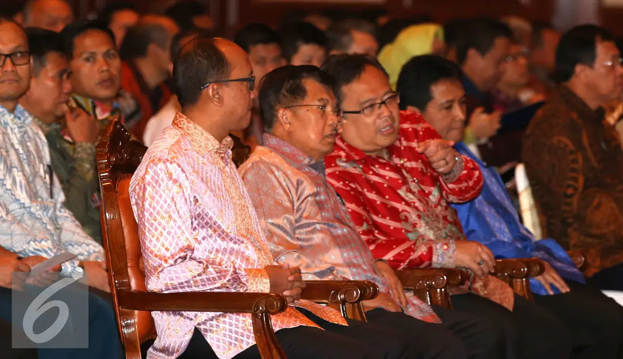 Wapres Jusuf Kalla berbincang dengan Menkeu Bambang Brodjonegoro saat sosialisasi Tax Amnesty di Jakarta, Kamis (21/7). Diharapkan usai sosialisasi, pengusaha keesokan harinya bisa ke kantor pajak melaksanakan tax amnesty. (Liputan6.com/Angga Yuniar)