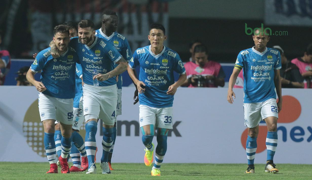 Para pemain Persib Bandung merayakan gol Jonathan Bauman saat melawan Mitra Kukar pada laga Liga 1 Indonesia di GBLA, (8/4/2018). Persib Bandung menang 2-0. (Bola.com/Nick Hanoatubun)