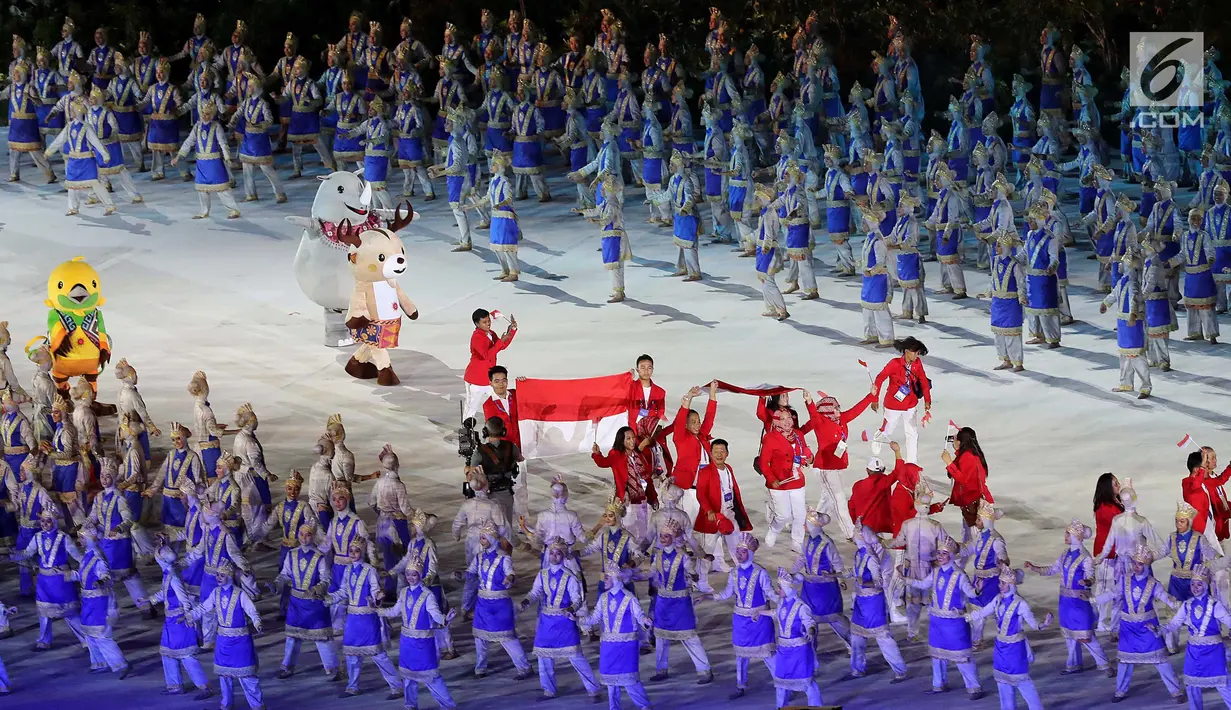 Atlet kontingen Indonesia memasuki stadion pada pembukaan Asian Games 2018 di Stadion Utama Gelora Bung Karno (SUGBK), Jakarta, Sabtu (18/8). Atlet renang I Gede Siman Sudartawa dipercaya menjadi pembawa bendera Merah Putih. (Liputan6.com/Ferbian Pradolo)