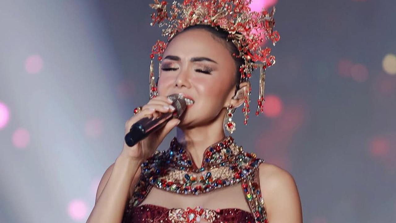 Potret Cantik Awet Muda Yuni Shara Pakai Gaun Malam di Atas Panggung, Tampil Mewah dan Elegan banget