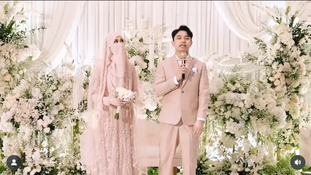 6 Potret Gamis Tinandrose di Resepsi Nikah, Nuansa Dusty Pink Berhias Payet