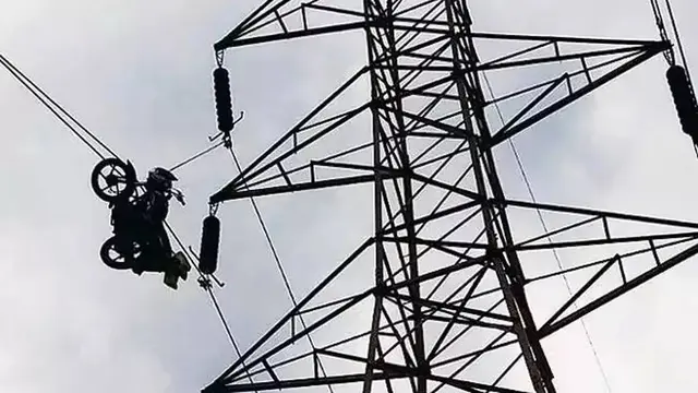 10 Potret Nyeleneh Kendaraan Nyangkut, Ada Mobil di Atas Pohon