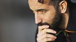 Pelatih Manchester United, Ruben Amorim dalam laga leg 1 babak 16 besar Liga Europa 2024/2025 melawan Real Sociedad di Anoeta Stadium, San Sebastian, Spanyol, Jumat (07/03/2025) dini hari WIB. (AP Photo/Miguel Oses)