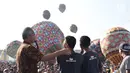 Gubernur Jawa Tengah Ganjar Pranowo (kiri) berbincang dengan warga saat membuka Java Balon Festival di Stadion Hoegeng, Pekalongan, Jawa Tengah, Rabu (12/06/2019). Java Balon Festival sebagai ungkapan rasa syukur warga Pekalongan saat  acara Syawalan. (Liputan6.com/Gholib)