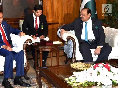 Presiden Joko Widodo berbincang dengan Presiden Pakistan Mamnoon Hussain di Istana Kepresidenan Aiwan-e-Sadr, Islamabad, (26/1). Pertemuan membahas pemberlakuan Preferential Trade Agreement (PTA) 2013. (Liputan6.com/Pool/Rusman Biro Pers Setpres)