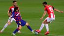 Penyerang Barcelona, Lionel Messi berusaha merebut bola dari bek  Athletic Bilbao, Inigo Lekue pada lanjutan La Liga Spanyol  di stadion Camp Nou, Barcelona (23/6/2020). Barcelona menang tipis atas Bilbao 1-0 berkat gol tunggal Ivan Rakitic. (AFP/Pau Barrena)