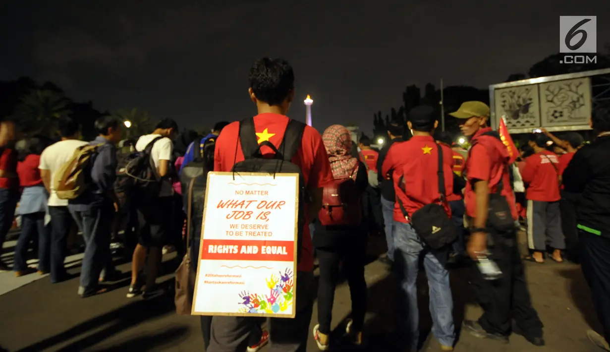 Sejumlah aktivis berkumpul saat peringatan 20 tahun reformasi di Silang Monas Barat Laut, Jakarta, Senin (21/5). Dalam aksinya, mereka membacakan sepuluh agenda reformasi yang harus dituntaskan pemerintah. (Liputan6.com/Helmi Fithriansyah)
