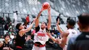 <p>Pemain Timnas Basket Indonesia, Derrick Michael Xaviero (tengah) berusha menembak bola ke arah ring Indonesia Patriots pada laga Indonesia International Basketball Invitational di Indonesia Arena, Senayan, Jakarta, Rabu (02/08/2023). (Bola.com/Bagaskara Lazuardi)</p>