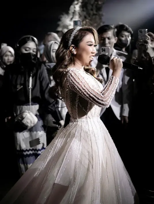 Kiky Saputri tampil menawan dalam balutan gaun putih rancangan Christie Basil. Detail salur pada bagian atas gaun-nya membuatnya tampak lebih ramping. [Instagram/kikysaputrii]