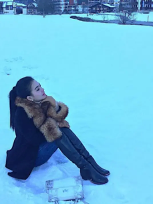 Hamparan putih salju di Swiss menjadi sesuatu yang sangat memanjakan mata. Syahrini yang terkenal dengan tampilan heboh kini tampil cukup simple ditambah dengan tatanan rambutnya yang dikuncir kuda praktis. (via instagram/@princessyahrini)