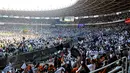 Ribuan jamaah Hizbut Tahrir Indonesia (HTI) yang didominasi pakaian berwarna putih itu menghadiri Rapat dan Pawai Akbar (RPA) 2015 bertema "Bersama Umat Tegakkan Khilafah" di Stadion Gelora Bung Karno, Jakarta, Sabtu (30/5). (Liputan6.com/Yoppy Renato)