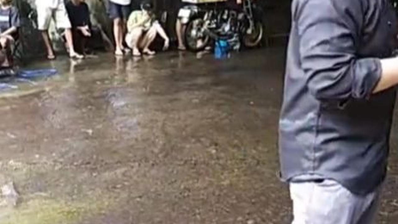 Viral Potret Penjual Kopi di Bawah Jembatan Pasuruan, Warganet Dibuat Khawatir