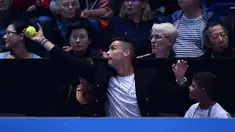 Pemain Juventus, Cristiano Ronaldo menangkap bola tenis yang mengarah kepadanya dan sang kekasih, Georgina saat menyaksikan Novak Djokovic menghadapi John Isner pada laga tenis dunia, ATP Finals 2018, di O2 Arena, London, Senin (12/11). (Glyn KIRK/AFP)