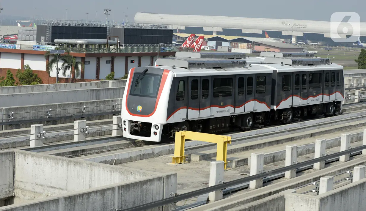 Kereta Melayang (Kalayang) atau Automatic People Mover System parkir di Depo Kalayang Bandara Internasional Soekarno Hatta, Tangerang, Banten, Rabu (19/8/2020). Hingga saat ini, PT Angkasa Pura II masih menghentikan layanan Kalayang untuk mengantisipasi penyebaran COVID-19. (merdeka.com/Dwi Narwoko)