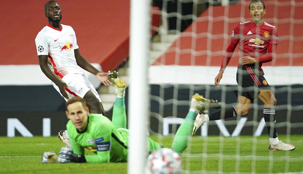 Penyerang Manchester United, Mason Greenwood, mencetak gol ke gawang RB Leipzig pada laga Liga Champions di Stadion Old Trafford, Kamis (29/10/2020). MU menang dengan skor 5-0. (AP/Dave Thompson)