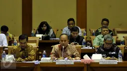 Menteri Riset Teknologi dan Pendidikan Tinggi, M Nasir mengikuti rapat kerja (raker) dengan Komisi VII DPR RI, di Komplek Parlemen, Jakarta, Kamis (22/10). Rapat itu membahas Rencana Kerja Anggaran Kementerian Lembaga (RKAKL) 2016. (Liputan6/Johan Tallo)