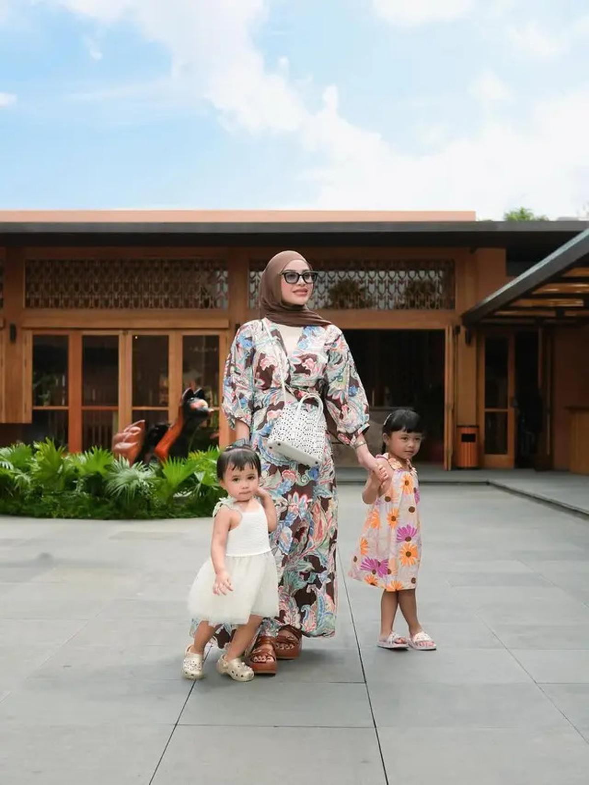 Gaya Aurel Hermansyah Terbaru saat Nongkrong di Kafe Bali, Anggun dengan Dress Flowy dan Tas Putih