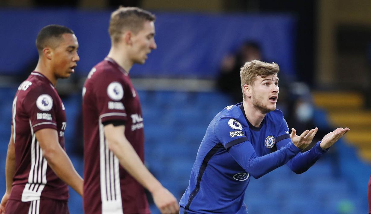 Striker Chelsea, Timo Werner, melakukan protes usai golnya dianulir wasit saat melawan Leicester City pada laga Liga Inggris di Stadion Stamford Bridge, Rabu (19/5/2021). Chelsea menang dengan skor 2-1. (Peter Cziiborra/Pool via AP)