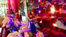 Seorang pelayan robot bernama Ruby menyajikan makanan kepada pelanggan di restoran Drink and Spice Magic, Dubai, 26 Juli 2018. Robot putih biru yang dipercantik dengan syal merah itu mengantar makanan dengan nampan yang mereka bawa. (AFP/GIUSEPPE CACACE)