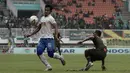 Gelandang PSIS Semarang, Bayu Nugroho, berebut bola dengan bek Tira Persikabo, Abduh Lestaluhu, pada laga Shopee Liga 1 di Stadion Pakansari, Bogor, Jumat (22/11). PSIS menang 2-1 atas Tira Persikabo. (Bola.com/Yoppy Renato)