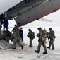 Pasukan terjun payung Rusia menaiki pesawat kargo militer untuk berangkat ke Kazakhstan di bandara Ivanovo (6/1/2022). Puluhan orang tewas dalam kerusuhan di Kazakhstan saat menyerbu gedung-gedung pemerintah. (AFP/Handout/Russian Defence Ministry)