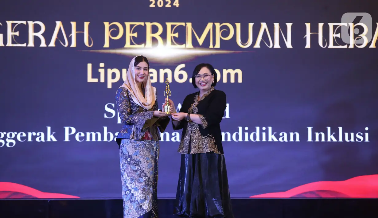 Ketua Tim Penggerak PKK Kabupaten Trenggalek, Novita Hardini, SE., ME. saat menerima Anugerah Perempuan Hebat Liputan6.com Kategori Spesialis Award Penggerak Pembangunan Pendidikan Inklusi dalam cara Cita dan Cipta 2024 yang diadakan Liputan6.com x Fimela di Hotel Shangri-La Jakarta, Rabu (31/7/2024) malam. (Liputan6.com/Angga Yuniar)