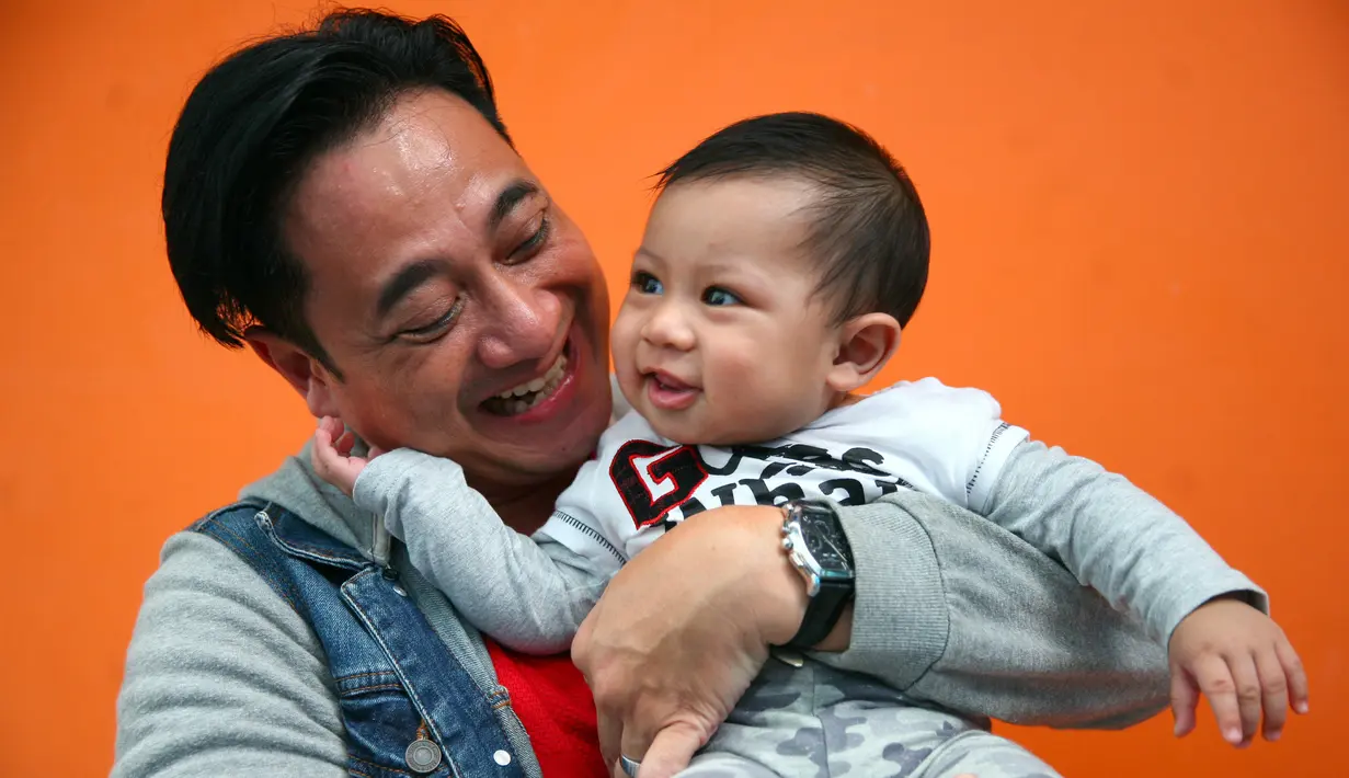 Sekarang ini, anaknya bersama dengan Sarni sudah berusia enam bulan. Sebagai ayah, Ivan sangat enjoy dan menikmati saat mengurus buah hatinya, Ia juga sama sekali tidak merasa lelah. (Nurwahyunan/Bintang.com)