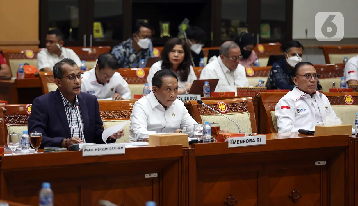 Menteri Pemuda dan Olahraga (Menpora) Zainudin Amali (tengah) bersama Ketua PSSI Mochamad Iriawan (kanan) saat Rapat Kerja (Raker) dengan Komisi III DPR RI di Kompleks Parlemen, Senayan, Jakarta, Senin (29/8/2022). Rapat tersebut membahas program naturalisasi Sandy Walsh dan Jordi Amat. (Liputan6.com/Johan Tallo)