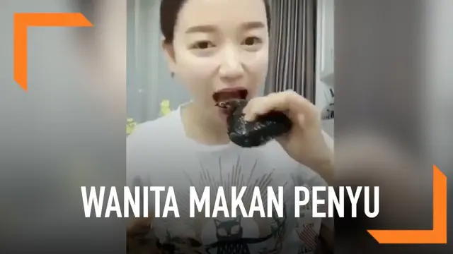 Sebuah video membuat heboh media sosial karena menunjukkan seorang wanita yang sedang memakan 'anak penyu'.