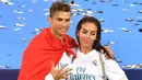 Cristiano Ronaldo berfoto bersama Georgina Rodriguez usai pertandingan final Liga Champions UEFA antara Liverpool melawan Real Madrid di Stadion Olimpiade di Kiev, Ukraina pada Mei 2018. (AFP/Sergei Supinsky)