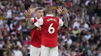 Pemain Arsenal Gabriel, kanan, merayakan dengan rekan setimnya di Arsenal Granite Xhaka setelah mencetak gol kedua timnya selama pertandingan sepak bola Liga Premier Inggris antara Arsenal dan Fulham di Stadion Emirates, London, Inggris, Sabtu, 8 Agustus. 27, 2022. (AP Photo/Alberto Pezzali)