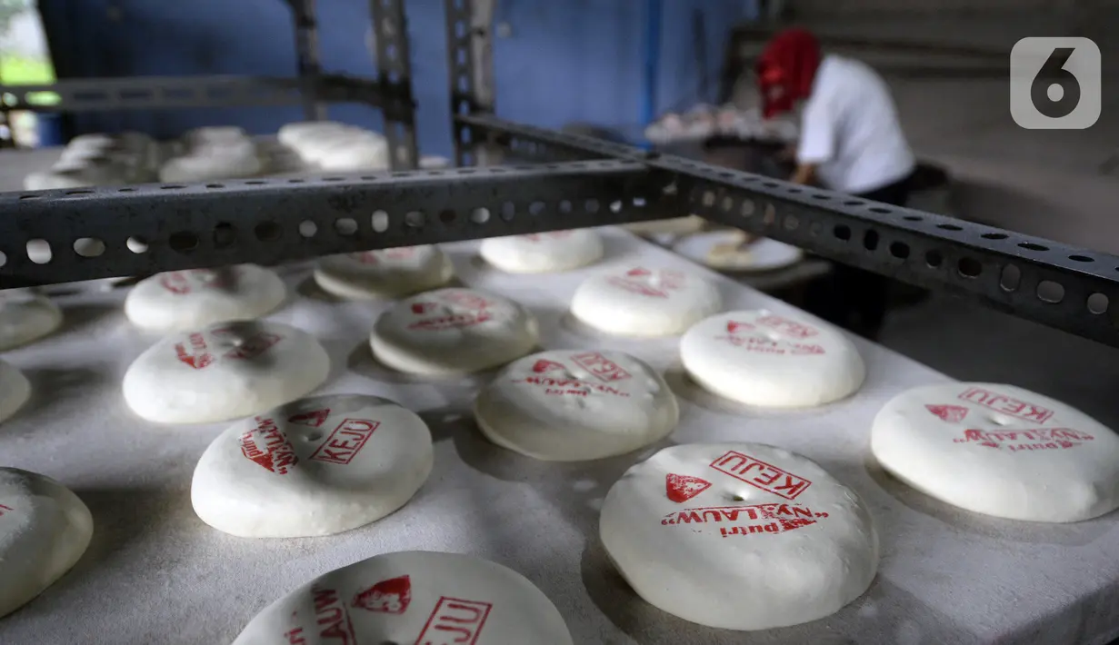 Adonan kue bulan terlihat di Industri Rumahan Kue Bulan Putri Lauw, Pondok Sentul, Ciater, Tangerang Selatan, Selasa (10/11/2020). Pada masa pandemi sekarang, produksi kue tradisional khas Tionghoa tersebut menurun sesuai pesanan pembeli. (merdeka.com/Dwi Narwoko)