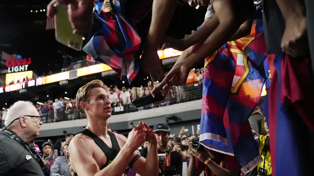 Foto: Momen Pemain Barcelona Beramah Tamah dengan Fans Usai Taklukkan Melawan AC Milan di Laga Pramusim