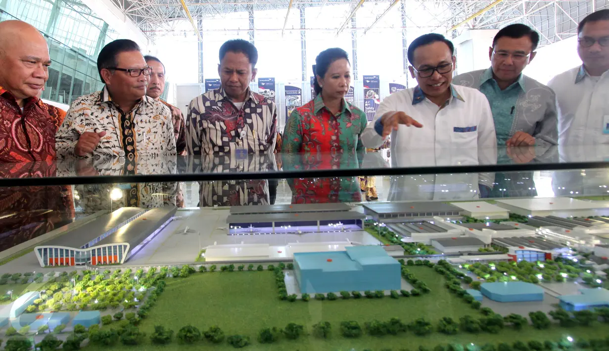 Menteri BUMN Rini Soemarno mendengarkan penjelasan maket dari Dirut PT Garuda Indonesia Tbk, Arif Wibowo saat peresmian hanggar keempat milik Garuda Indonesia di area Bandara Soekarno-Hatta, Tangerang, Senin (28/9). (Liputan6.com/Angga Yuniar)